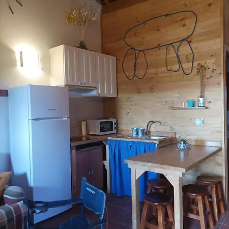 Da Moura Ostello Maus de Salas