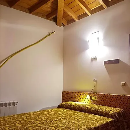 Hostal Da Moura Maus de Salas